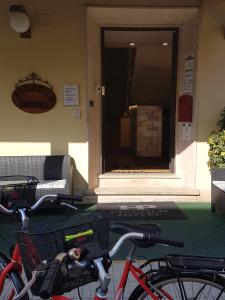 a bike parked in front of a house at Piccolo Hotel in Rosignano Solvay