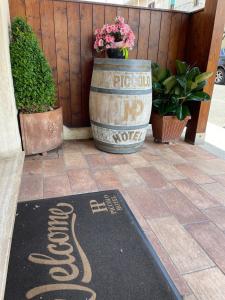 a welcome mat on the ground in front of a barrel at Piccolo Hotel in Rosignano Solvay