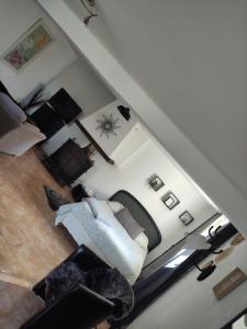 - un salon avec un canapé dans l'établissement Le cottage de Mercey, à Mercey