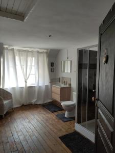 une salle de bains avec toilettes et lavabo dans l'établissement Le cottage de Mercey, à Mercey
