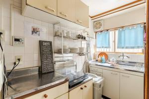 une cuisine avec un évier et un plan de travail dans l'établissement Momodani 72 two-story detached house, à Osaka