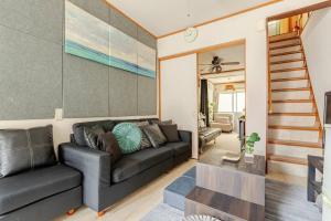Coin salon dans l'établissement Momodani 72 two-story detached house