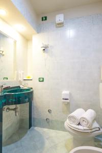 Koupelna v ubytování Hotel Lago Verde