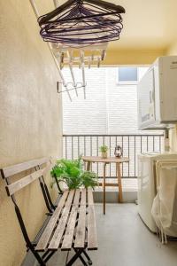 Uma área de estar em Momodani 72 two-story detached house