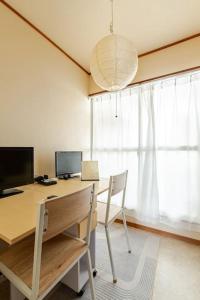 Télévision ou salle de divertissement dans l'établissement Momodani 72 two-story detached house