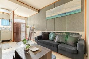 Coin salon dans l'établissement Momodani 72 two-story detached house