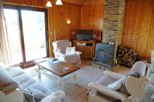 ein Wohnzimmer mit einem Tisch und einem Kamin in der Unterkunft Mare aux Saules in Hotton