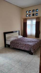 ein Schlafzimmer mit einem Bett und einem Fenster in der Unterkunft Purikafilla Homestay in Timuran + 19 Fotos