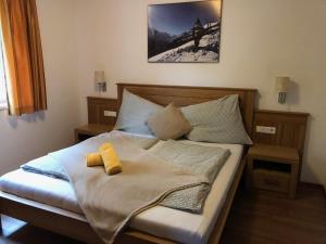 sypialnia z łóżkiem przykrytym kocem w obiekcie Apartmán Fürth w Kaprunie