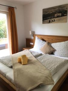duże łóżko z żółtym ręcznikiem w obiekcie Apartmán Fürth w Kaprunie