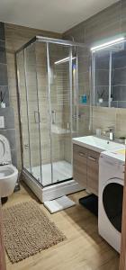ein Badezimmer mit Dusche, Toilette und Waschbecken in der Unterkunft Green Hill Isidorovic Divcibare in Divčibare + 29 Fotos