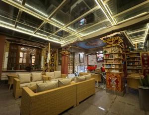 un soggiorno con divani, tavoli e soffitto di Sherpa Home Hotel a Kathmandu
