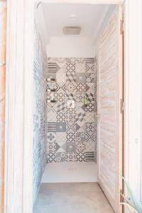 a walk in shower with a tiled wall at Océan Vagabond Lassarga in Dakhla +64 photos