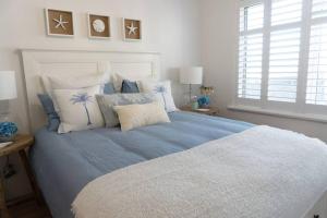 Luxurious Beach Front Apt with Ocean View Balcony客房内的一张或多张床位