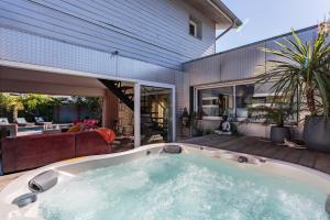 a hot tub in the backyard of a house at Villa des 4 vents in Capbreton