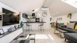 a living room with a couch and a table at Botanic Apartments - Suite in Naples