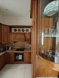 スリーマにある3 bedroom by Sliema promenadeのキッチン(木製キャビネット付)、カウンター(ワイングラス付) +18枚の写真
