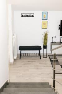 a living room with a bench in the corner at Botanic Apartments - Suite in Naples