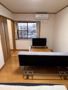 Televiisor ja/või meelelahutuskeskus majutusasutuses Check in is available from 12 PM Yokkaichi Miyamadocho House B