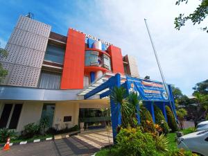 um prédio com um prédio vermelho e azul em Halogen Hotel Airport Surabaya em Sidoarjo