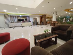 Uma área de estar em Halogen Hotel Airport Surabaya