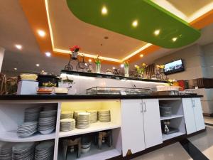 A cozinha ou kitchenette de Halogen Hotel Airport Surabaya
