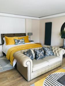 Thorpe ThewlesThe Hideaway Thorpe Thewles的一间卧室配有一张床和一张白色沙发