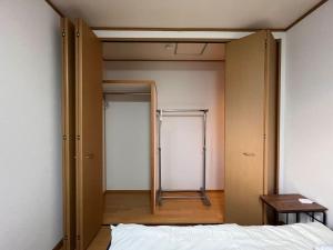 Voodi või voodid majutusasutuse Check in is available from 12 PM Yokkaichi Miyamadocho House B toas