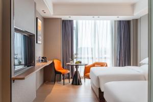 Ένα ή περισσότερα κρεβάτια σε δωμάτιο στο Poltton Century Hotel Yangjiang Jinshan Road