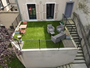 Apartament z balkonem z zielonym dziedzińcem z meblami w obiekcie Les Terrasses du Bouchon w Troyes