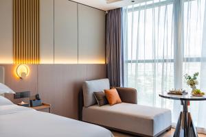 Ένα ή περισσότερα κρεβάτια σε δωμάτιο στο Poltton Century Hotel Yangjiang Jinshan Road