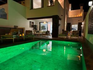 Bazén v ubytování Welcome to Villa Bali a luxurious modern getaway nebo v jeho okolí