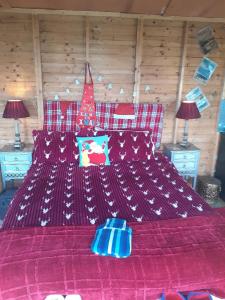Postel nebo postele na pokoji v ubytování Inishowen Ocean-View Cabin