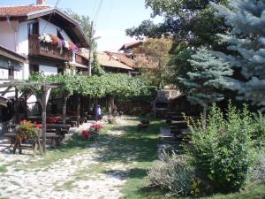 un jardín frente a un edificio con un montón de plantas en Guest House Valevicata, en Bansko