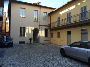 two cars parked in front of a building at Callegherie 21 Boutique B&B in Imola