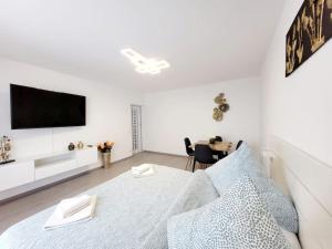 a white living room with a bed and a table at 2 Zimmer Wohnung in Zentrale Lage in Mülheim an der Ruhr