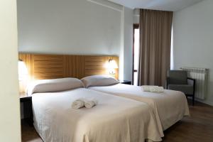 Postel nebo postele na pokoji v ubytování Hotel y Apartamentos SNÖ Isaba + 37 fotografií