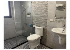 恒春鎮にあるXinyuan Hotelのトイレと洗面台付きのバスルーム