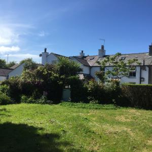 Billede fra billedgalleriet på Anglesey traditional 2 bedroom stone cottage with EV i Amlwch