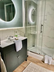 Billede fra billedgalleriet på Anglesey traditional 2 bedroom stone cottage with EV i Amlwch