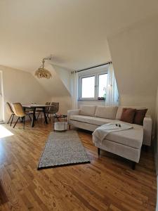 Posezení v ubytování Moderne 70qm OG Wohnung nahe Würzburg, DAA, A3, A7, A81 in Fuchsstadt