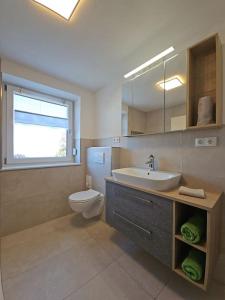 Koupelna v ubytování Moderne 70qm OG Wohnung nahe Würzburg, DAA, A3, A7, A81 in Fuchsstadt