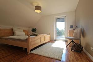 Postel nebo postele na pokoji v ubytování Moderne 70qm OG Wohnung nahe Würzburg, DAA, A3, A7, A81 in Fuchsstadt