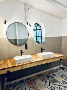 a bathroom with two sinks and a mirror at Schlafstall Brooksen in Bruchhausen-Vilsen