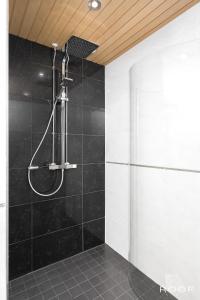 Ένα μπάνιο στο Cozy Holiday Home with Outside Jacuzzi & Sauna