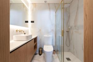 a bathroom with a toilet and a sink and a shower at Doispontozero Alegria Green in Porto