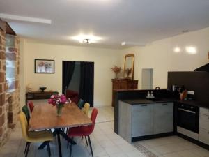 Una cocina y un comedor con una mesa y una cocina. en L'atelier, en Ligneyrac
