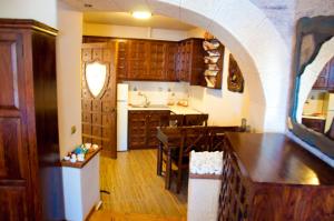 eine Küche mit einem Torbogen und einem Tisch in einem Zimmer in der Unterkunft Castelo Boutique Hotel in Panteli