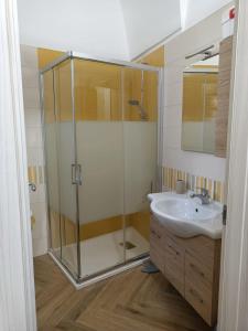 A bathroom at La Casa Di Chia
