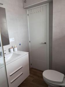 ein Badezimmer mit Toilette, Waschbecken und Dusche in der Unterkunft Design seaview flat next to Yumbo in Playa del Ingles
